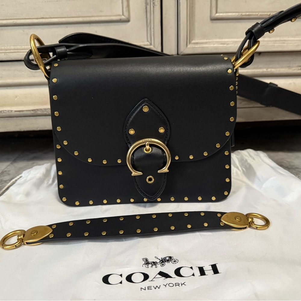 Coach BEAT SHOULDER BAG 18 WITH RIVETS